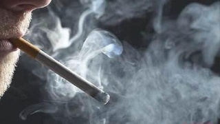 开车时如何开窗快速除烟味?老司机只需一招